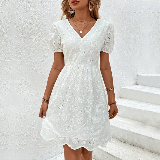 Robe élégante à œillets Amelie Morin à manches bouffantes