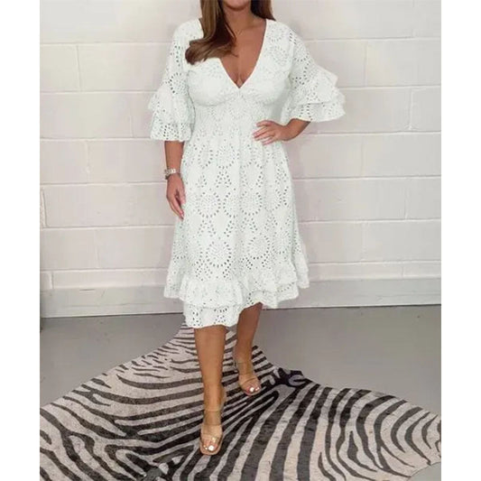 Robe chic brodée à col en V signée Amélie Morin