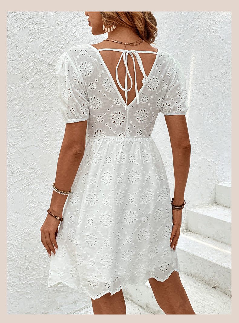 Robe élégante à œillets Amelie Morin à manches bouffantes