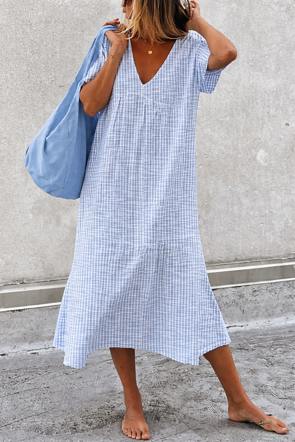 Robe d'été élégante à col en V signée Amélie Morin