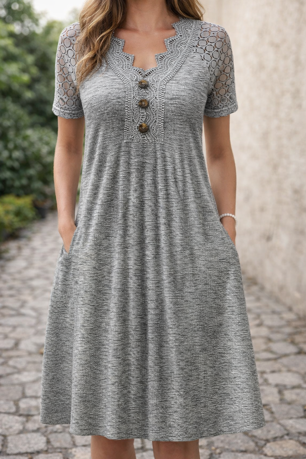 Robe grise en dentelle à col en V signée Amélie Morin