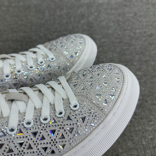 Baskets en daim à strass par Amélie Morin