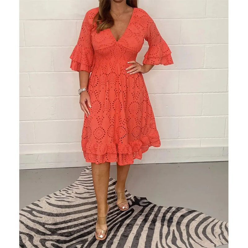 Robe chic brodée à col en V signée Amélie Morin