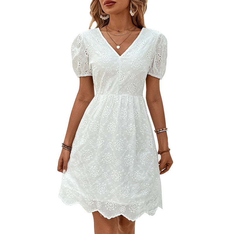 Robe élégante à œillets Amelie Morin à manches bouffantes