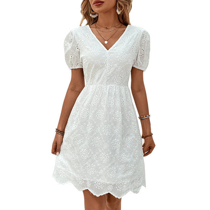 Robe élégante à œillets Amelie Morin à manches bouffantes