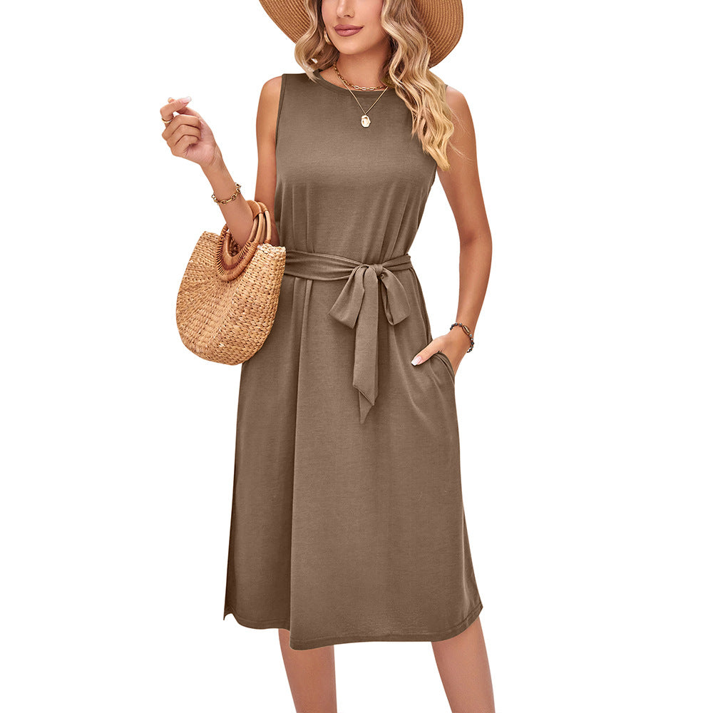 Robe midi chic sans manches et ceinturée par Amélie Morin