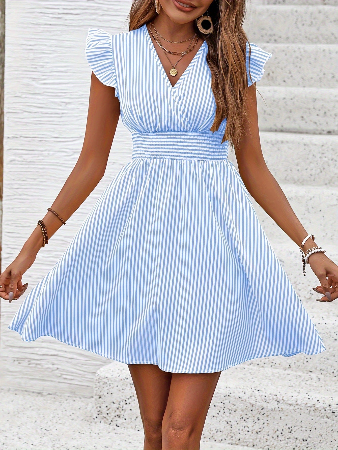 Robe chic à rayures Amelie Morin, col V et taille haute