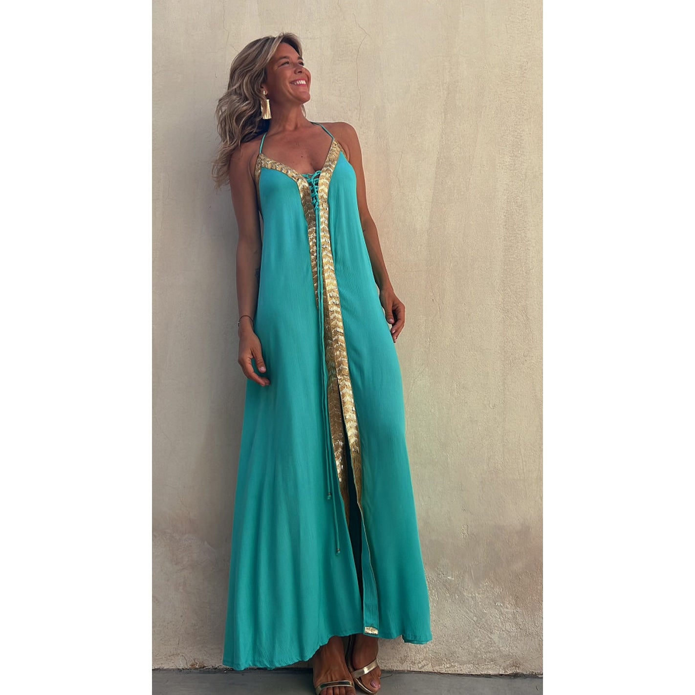 Robe élégante à lacets et col halter signée Amélie Morin