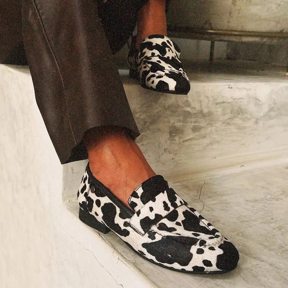 Chaussures grandes tailles à bout rond imprimé vache par Amélie Morin