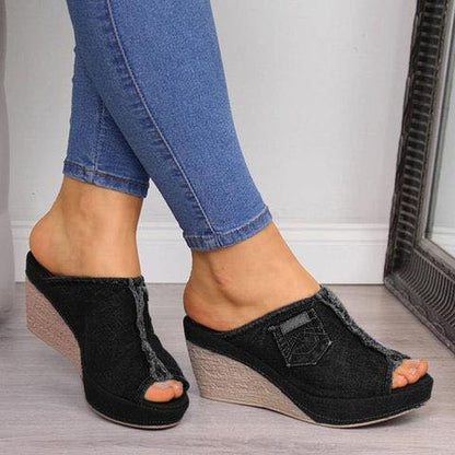 Sandales compensées en denim chic par Amélie Morin