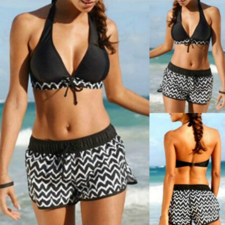 Ensemble bikini chic à motifs zigzag Amélie Morin avec short