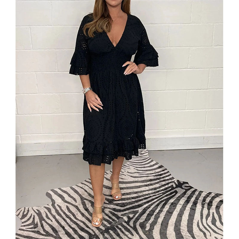 Robe chic brodée à col en V signée Amélie Morin