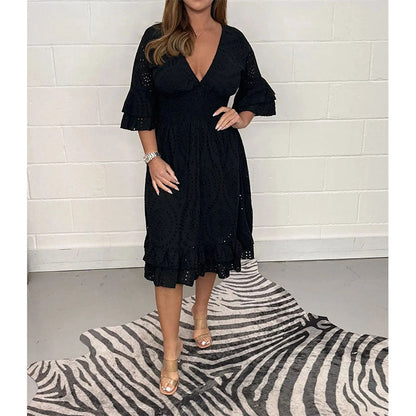 Robe chic brodée à col en V signée Amélie Morin
