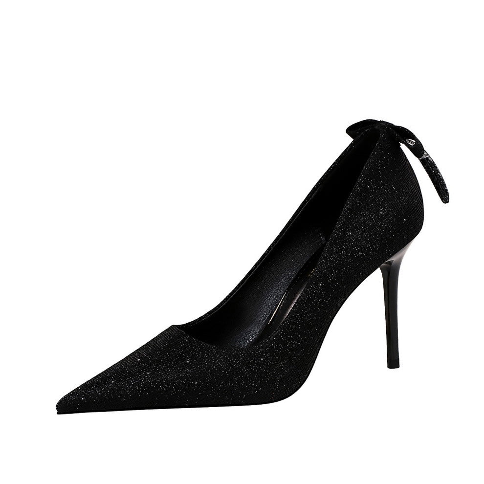 Escarpins dorés élégants à talons aiguilles signés Amélie Morin