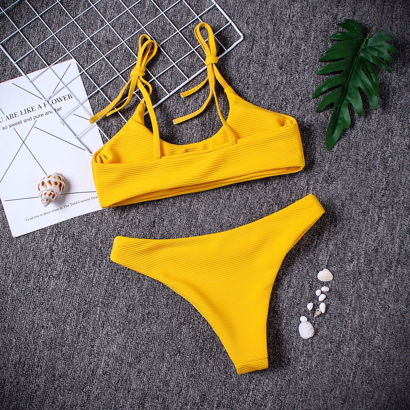 Bikini taille basse sans bretelles audacieux par Amélie Morin