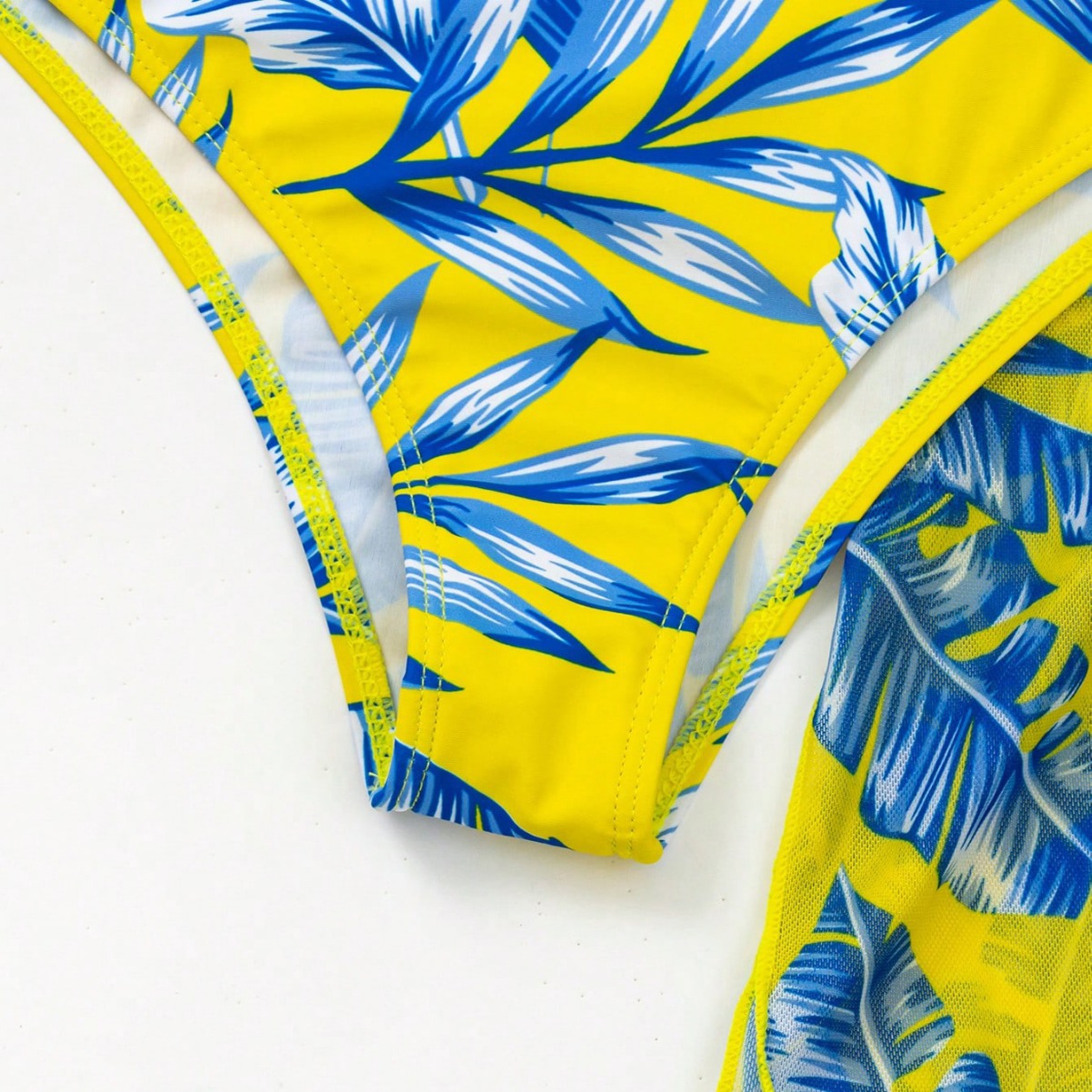 Bikini taille haute à motif feuille d'érable éclatante par Amélie Morin