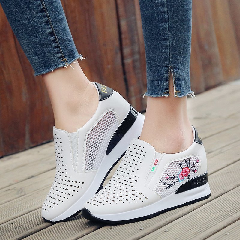 Mocassins brodés à enfiler par Amélie Morin