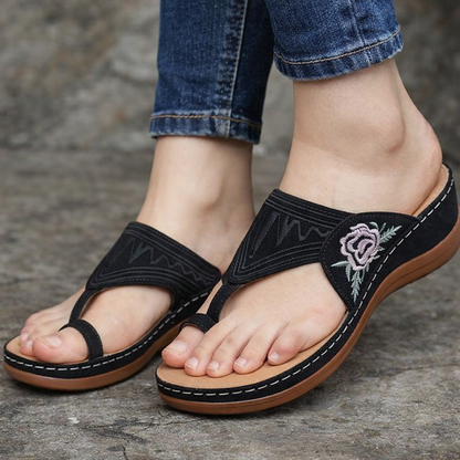 Sandales compensées à fleurs brodées par Amélie Morin
