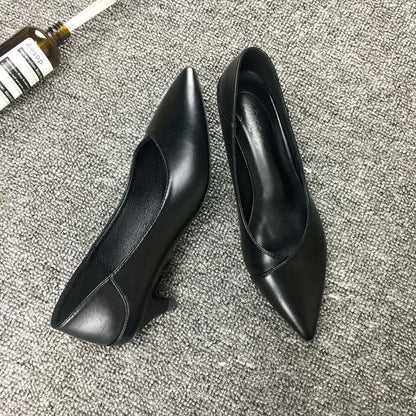 Escarpins élégants en peau de mouton noire par Amélie Morin