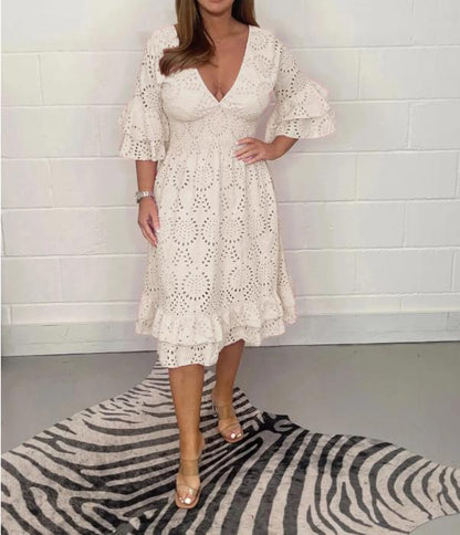 Robe chic brodée à col en V signée Amélie Morin