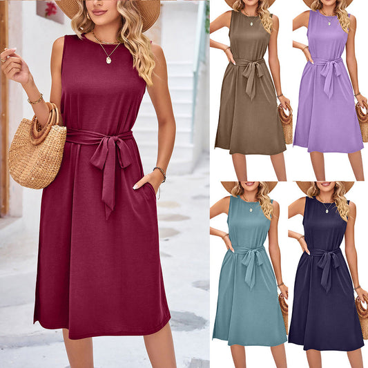 Robe midi chic sans manches et ceinturée par Amélie Morin