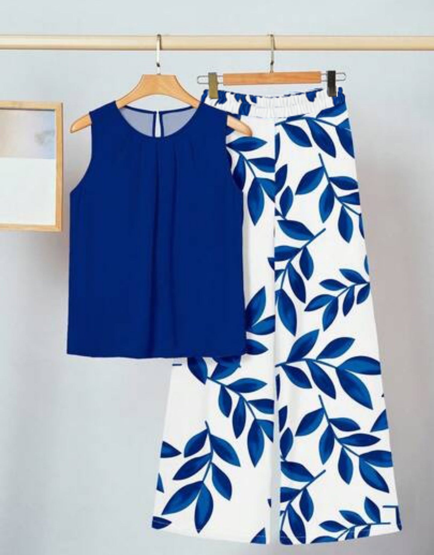 Ensemble deux pièces imprimé tendance pour femme : débardeur asymétrique sans manches et pantalon.