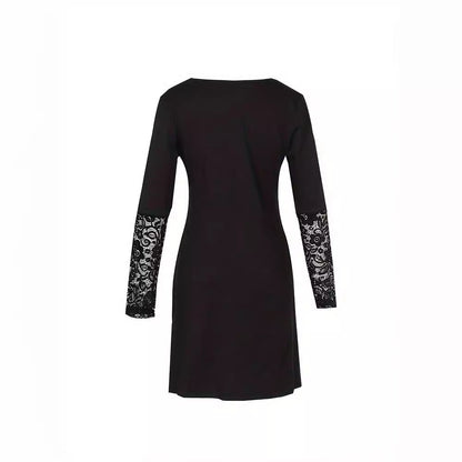 Robe élégante en dentelle à col en V signée Amélie Morin