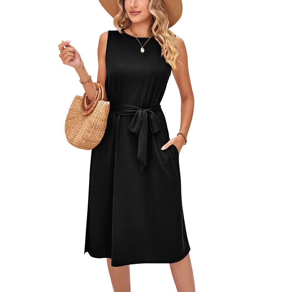 Robe midi chic sans manches et ceinturée par Amélie Morin