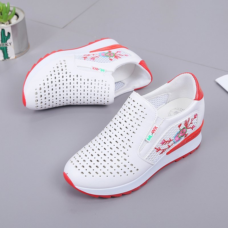 Mocassins brodés à enfiler par Amélie Morin