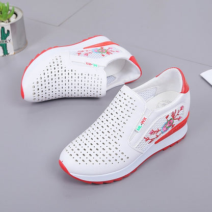 Mocassins brodés à enfiler par Amélie Morin