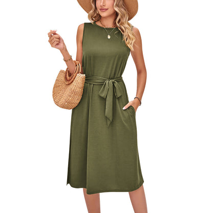 Robe midi chic sans manches et ceinturée par Amélie Morin