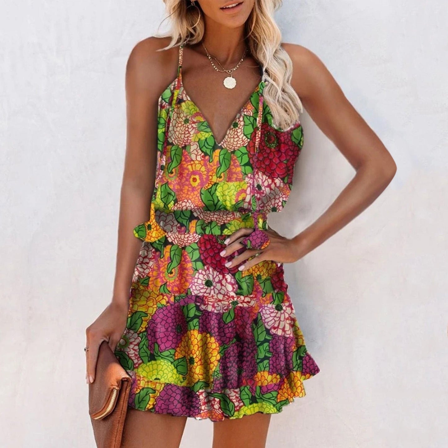 Robe à col en V à imprimé floral éclatant signée Amélie Morin