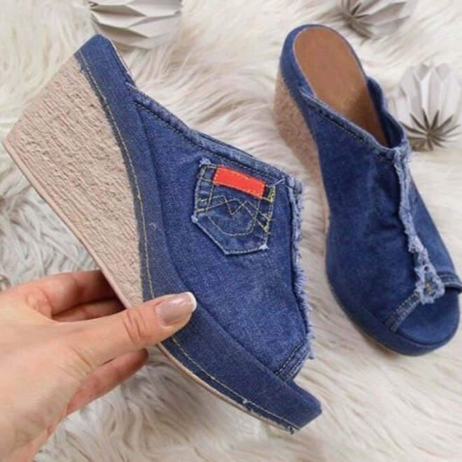 Sandales compensées en denim chic par Amélie Morin