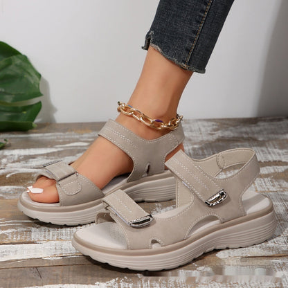 Sandales compensées confortables à scratch par Amélie Morin