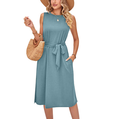 Robe midi chic sans manches et ceinturée par Amélie Morin