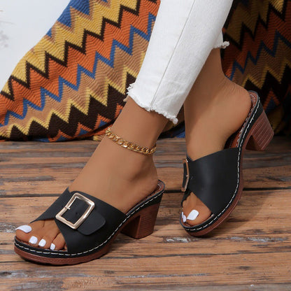 Sandales à talons hauts et boucle chics par Amélie Morin