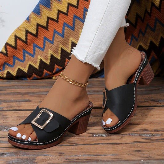 Sandales à talons hauts et boucle chics par Amélie Morin