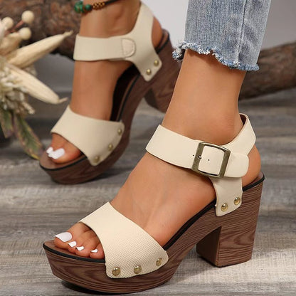 Sandales chics à brides rivetées par Amélie Morin