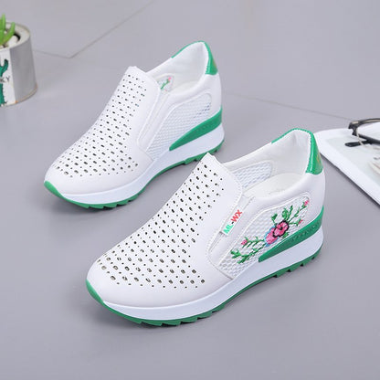 Mocassins brodés à enfiler par Amélie Morin