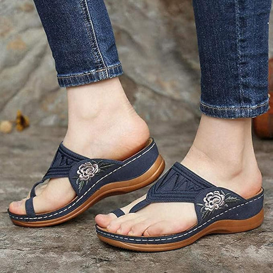 Sandales compensées à fleurs brodées par Amélie Morin