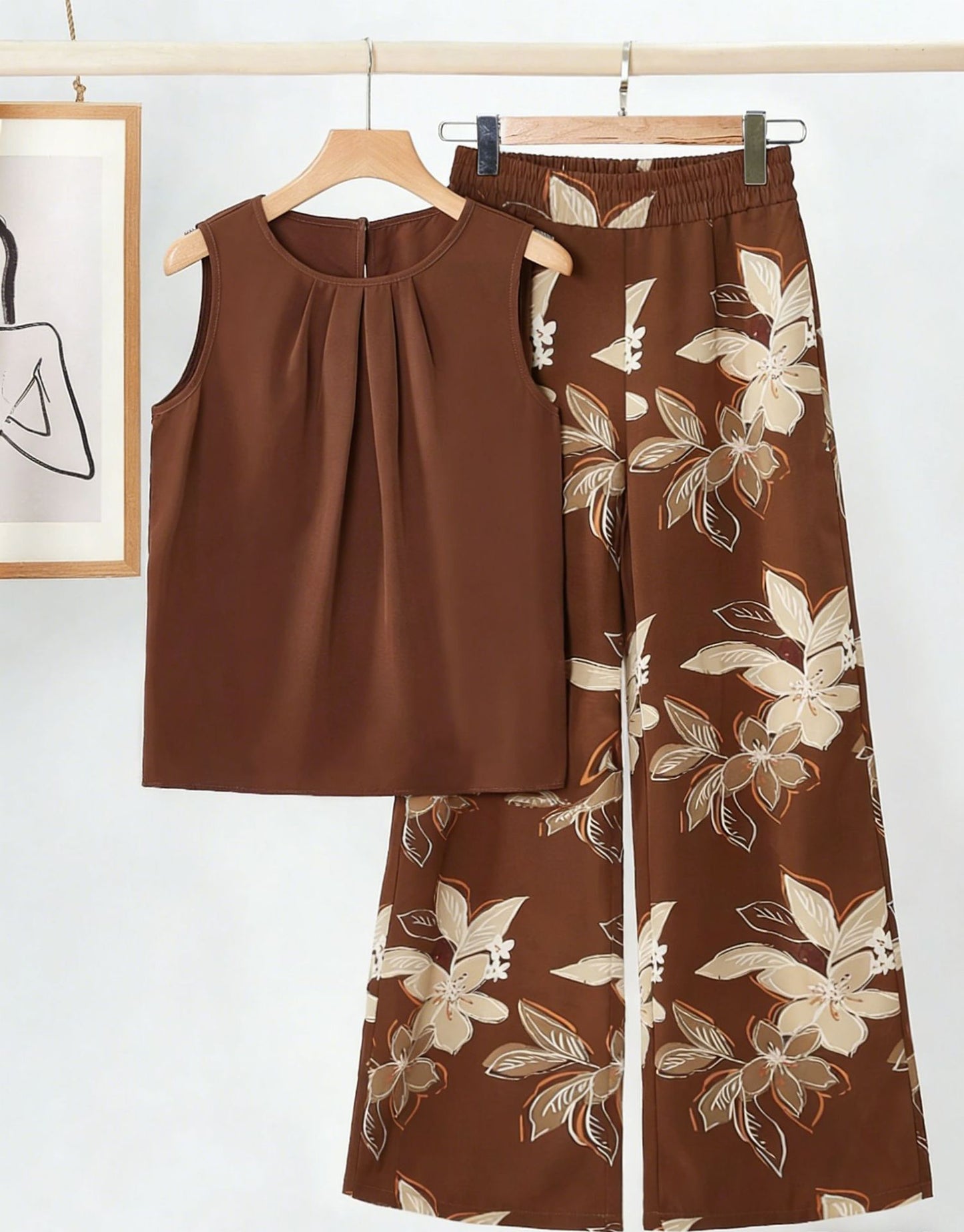 Ensemble deux pièces imprimé tendance pour femme : débardeur asymétrique sans manches et pantalon.