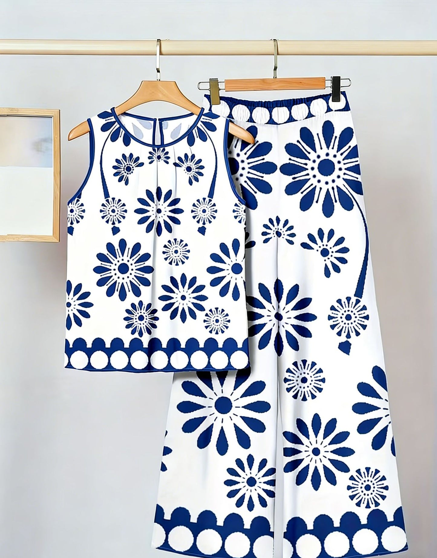 Ensemble deux pièces imprimé tendance pour femme : débardeur asymétrique sans manches et pantalon.