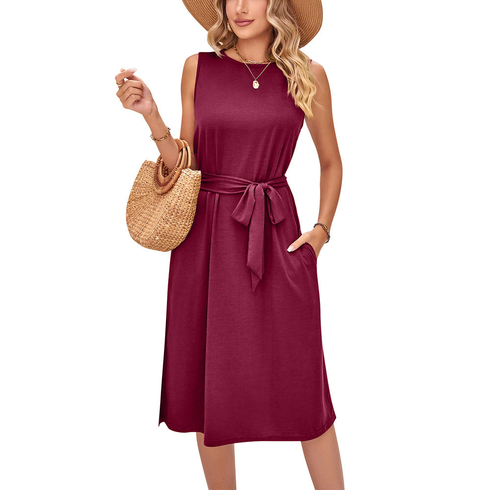 Robe midi chic sans manches et ceinturée par Amélie Morin