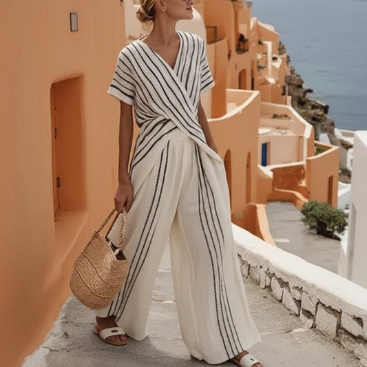 Ensemble deux pièces pour femme : haut rayé à col rond et manches courtes et pantalon à jambes larges et droites