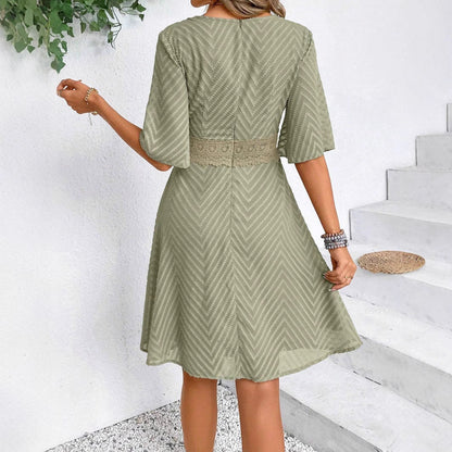 Robe à manches cloche en dentelle style Amélie Morin