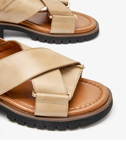 Sandales rétro à brides croisées par Amélie Morin