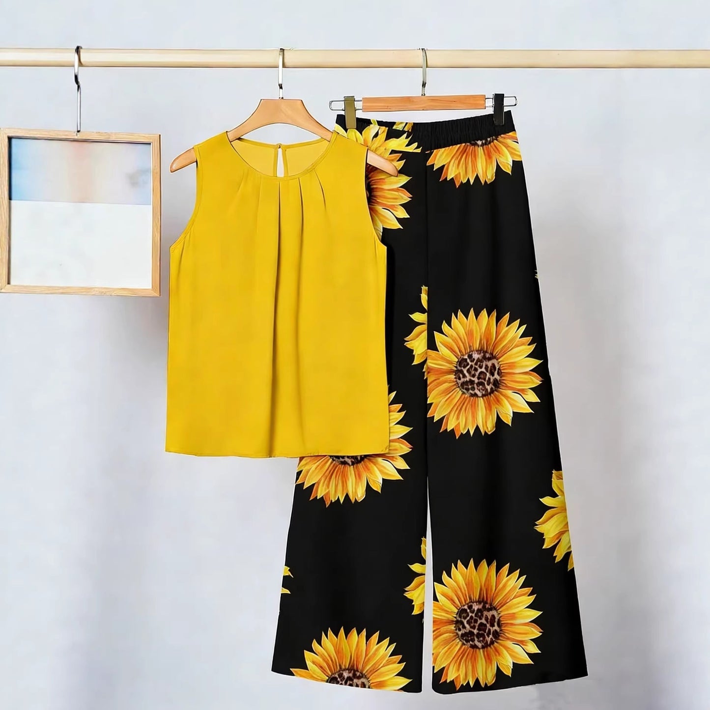 Ensemble deux pièces imprimé tendance pour femme : débardeur asymétrique sans manches et pantalon.