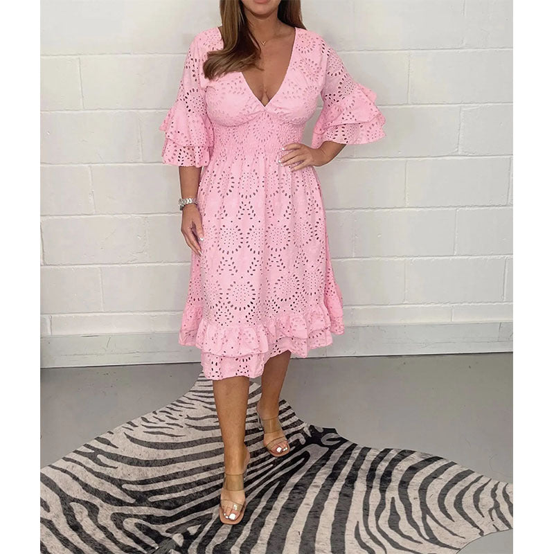 Robe chic brodée à col en V signée Amélie Morin