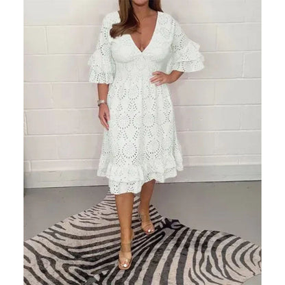 Robe chic brodée à col en V signée Amélie Morin