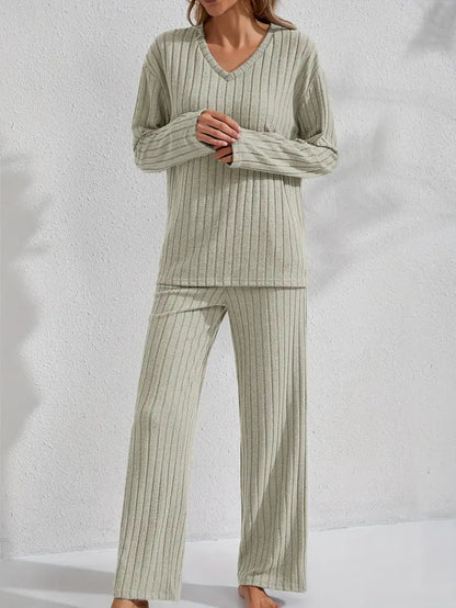 Ensemble de vêtements d'intérieur décontractés et confortables pour femme, composé d'un haut à manches longues côtelé et d'un pantalon.
